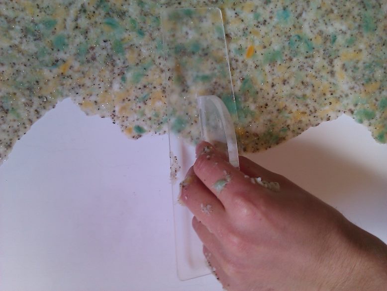 Smoothing liquid wallpaper with a transparent grater