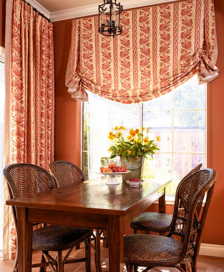 The combination of English curtains with simple kitchen interiors