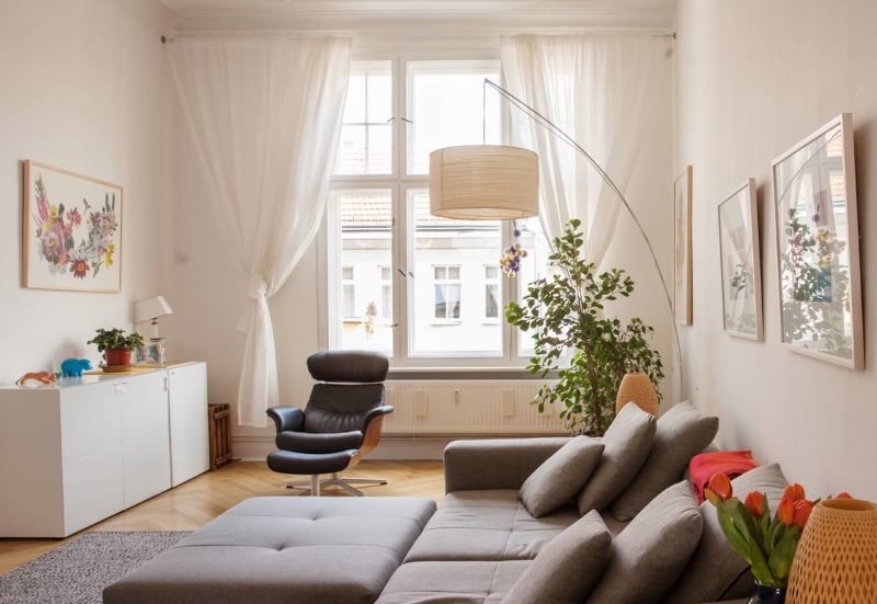 Salon blanc dans un appartement moderne