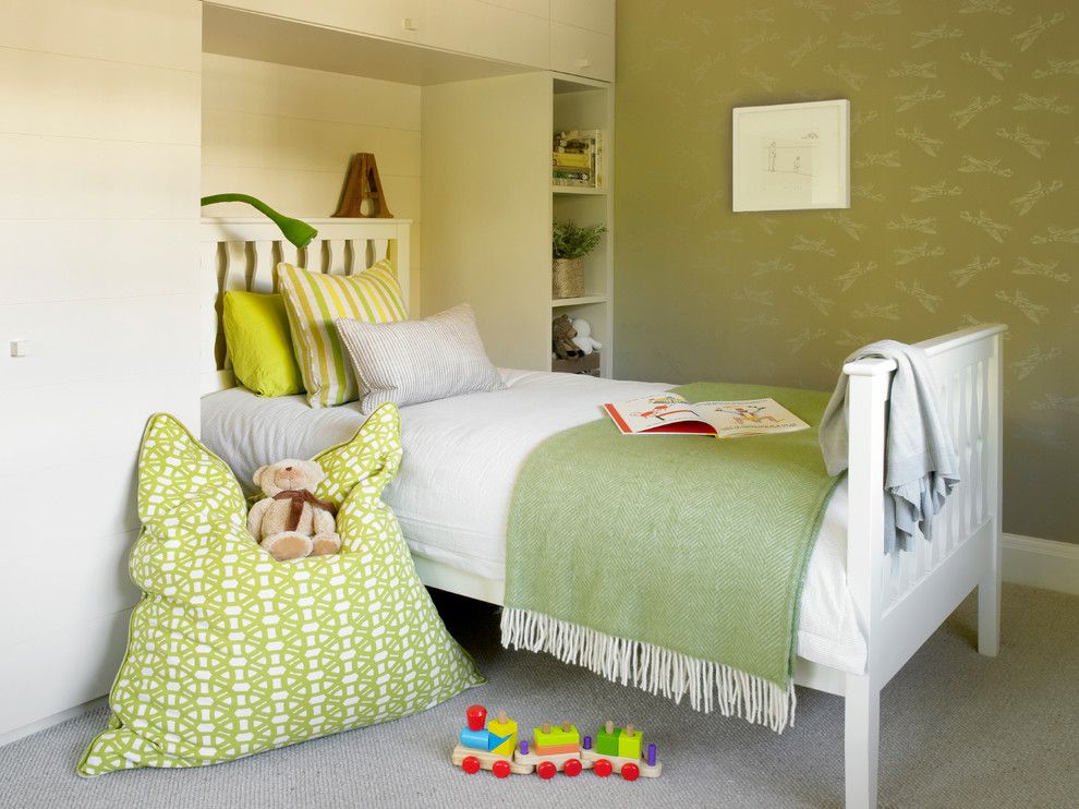 Spilvens ar zaļu rotājumu pie gultiņas