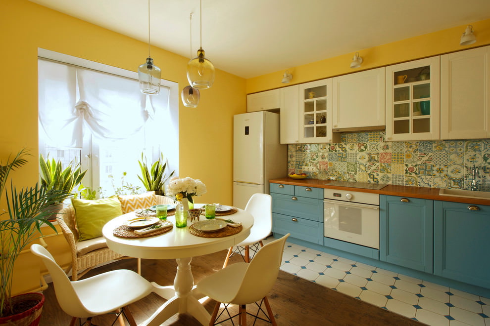 Suite bleu-blanc dans la cuisine avec des murs jaunes
