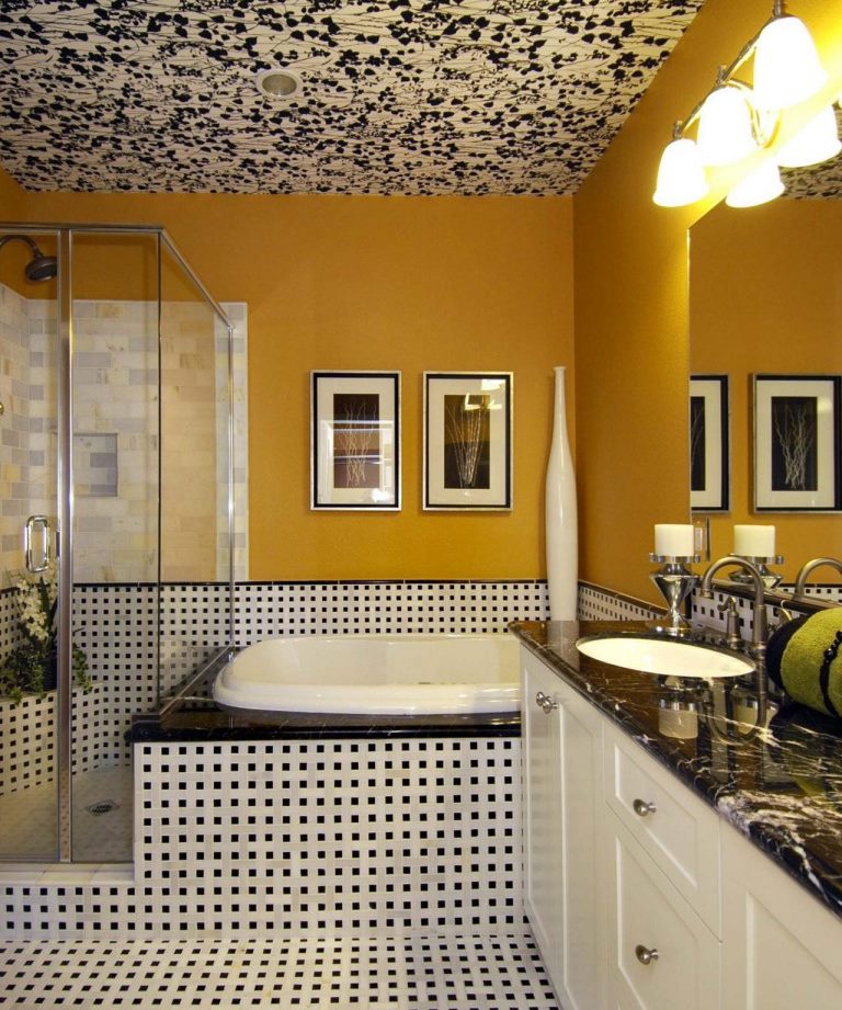 Decoration of the bathroom walls in yellow