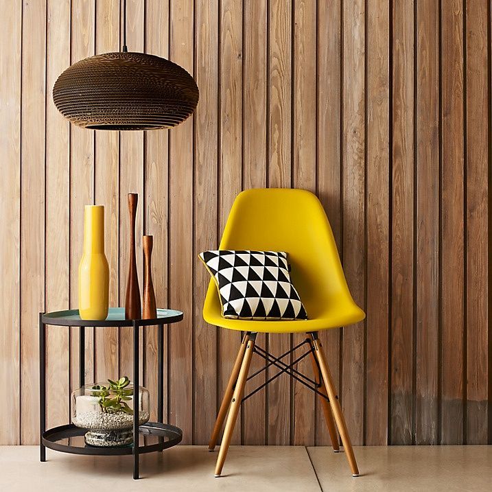 Chaise jaune et doublure murale en bois