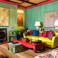 Geltona sofa ir žalios sienos
