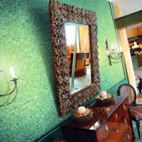 Sienų apdaila su gražiu veidrodžiu