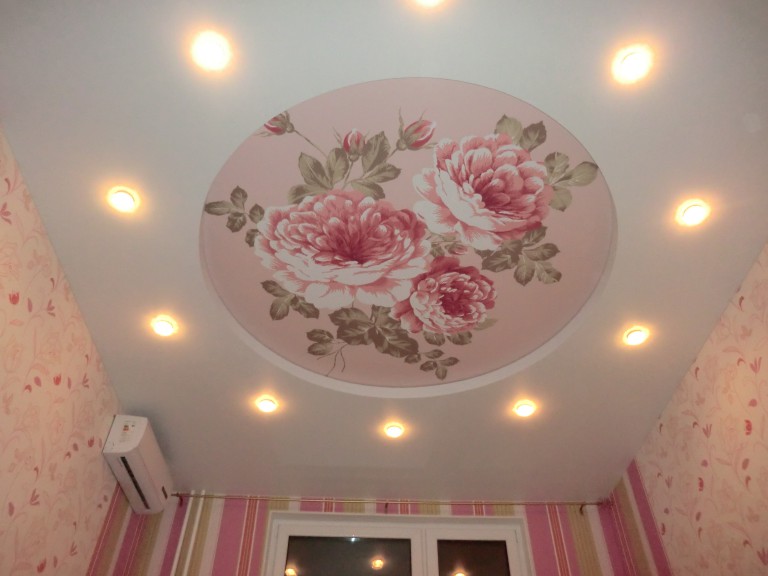 Large flowers on the ceiling of the bedroom