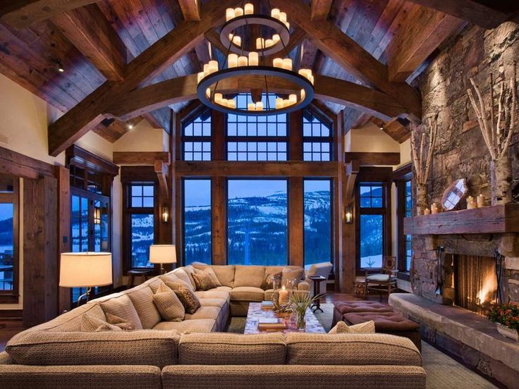 Grandes fenêtres avec des arches en bois dans une maison de style alpin