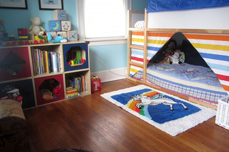 Plancher en bois de planches dans la chambre des enfants