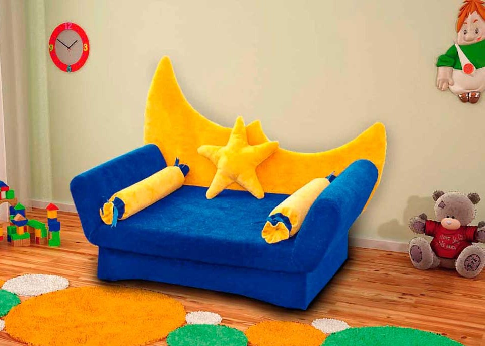 Canapé bleu et jaune dans la chambre des enfants