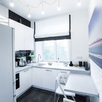Cucina luminosa con pareti bianche
