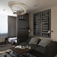 Design del soggiorno in colori scuri