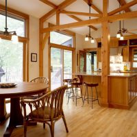 L'interno della cucina-soggiorno nella casa di legno