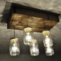 Lempa pagaminta iš stiklinių indelių ir medžio