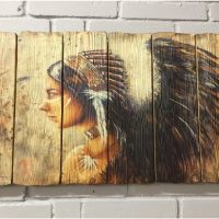 Panneau en bois représentant un indien