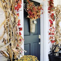 Decorating the front door with dry plants