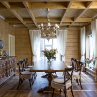 L'interno della sala da pranzo nella casa di legno