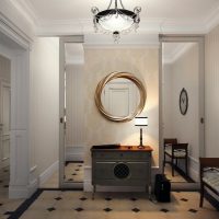 L'abbondanza di specchi nel corridoio di una casa privata