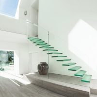 Conception d'une salle moderne avec un escalier en verre