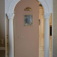 Antikinės kolonos duryse