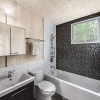 Finition de la salle de bain avec des panneaux en bois