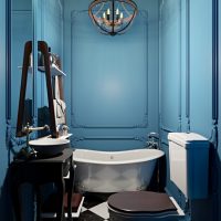 Modanature sulle pareti blu del bagno