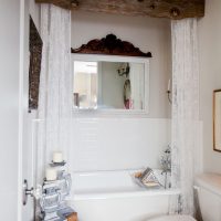 Tringle à rideau en bois dans la salle de bain