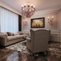 La superficie lucida del pavimento in marmo del soggiorno
