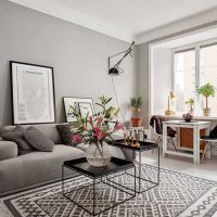 Design del soggiorno in tonalità di grigio
