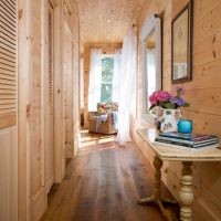 Decorare il corridoio di una casa privata con il legno