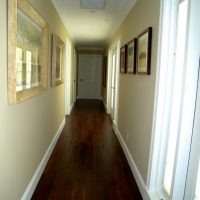 Pavimento marrone scuro nel corridoio dalle pareti chiare