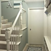 Appendiabiti con ganci di fronte alle scale per il secondo piano di una casa privata