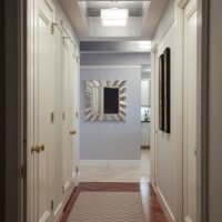 Portes intérieures blanches dans un couloir étroit