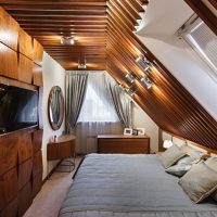 Camera da letto mansardata finitura legno