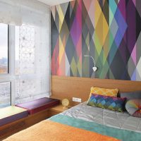 Adesivo murale con motivi geometrici sulla parete della camera da letto