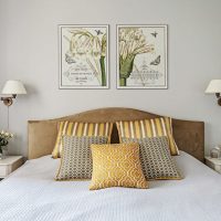 Coussins décoratifs sur un lit blanc