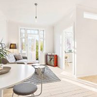 Progettazione di un soggiorno bianco in una casa privata