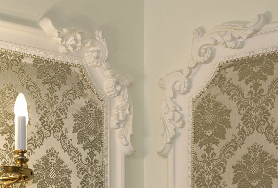 Wall decoration with plaster moldings