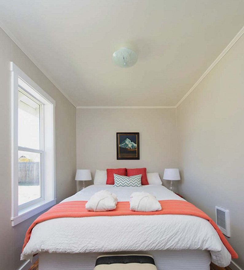 Soffitto bianco liscio in una camera da letto stretta