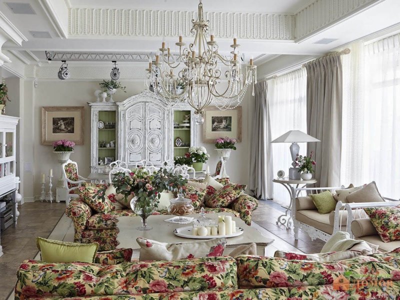 Salon blanc dans le style provençal traditionnel