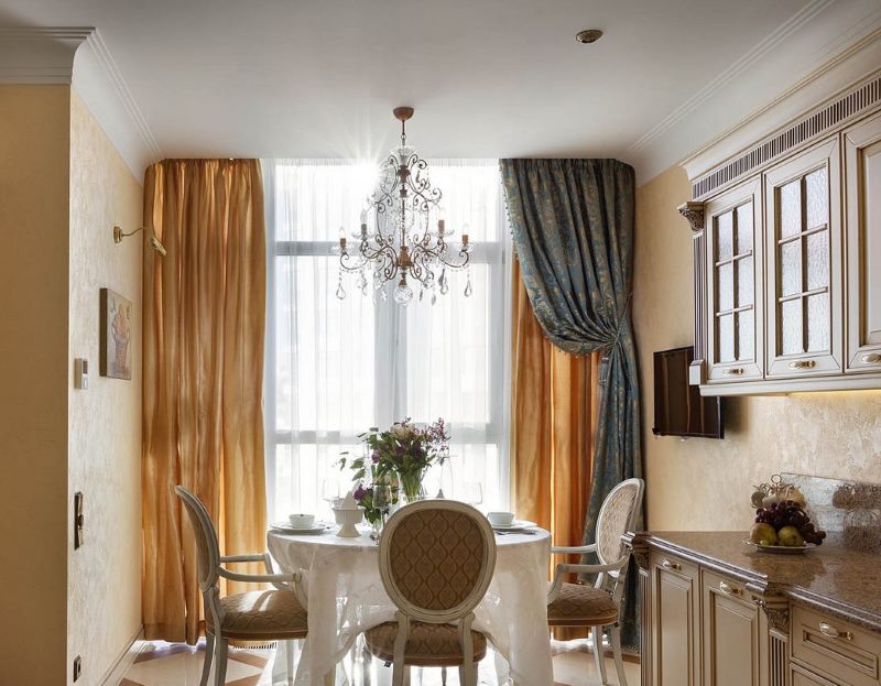 Two-tone curtains in the interior of a classic kitchen