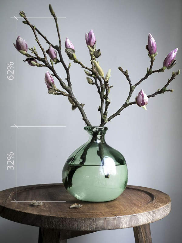 The ratio of the size of the vase and color according to the rule of the golden ratio