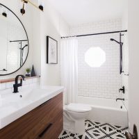 Design de salle de bain aux murs blancs