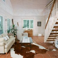 Salon d'une maison de campagne avec un escalier en bois