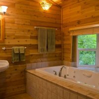 Salle de bain dans une maison en bois