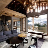 Éléments de minimalisme dans une maison de style alpin