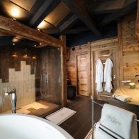 L'intérieur de la salle de bain dans la maison en bois