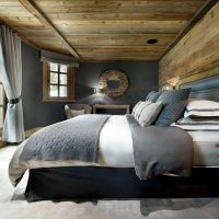 Soffitto in legno nella camera da letto con pareti grigie