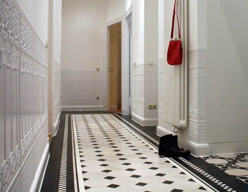 Intérieur d'un long couloir avec sol en céramique