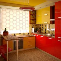 Cuisine jaune et rouge dans un appartement de ville