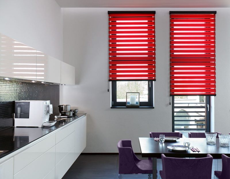 Intérieur de cuisine avec des rideaux rouges sur les fenêtres